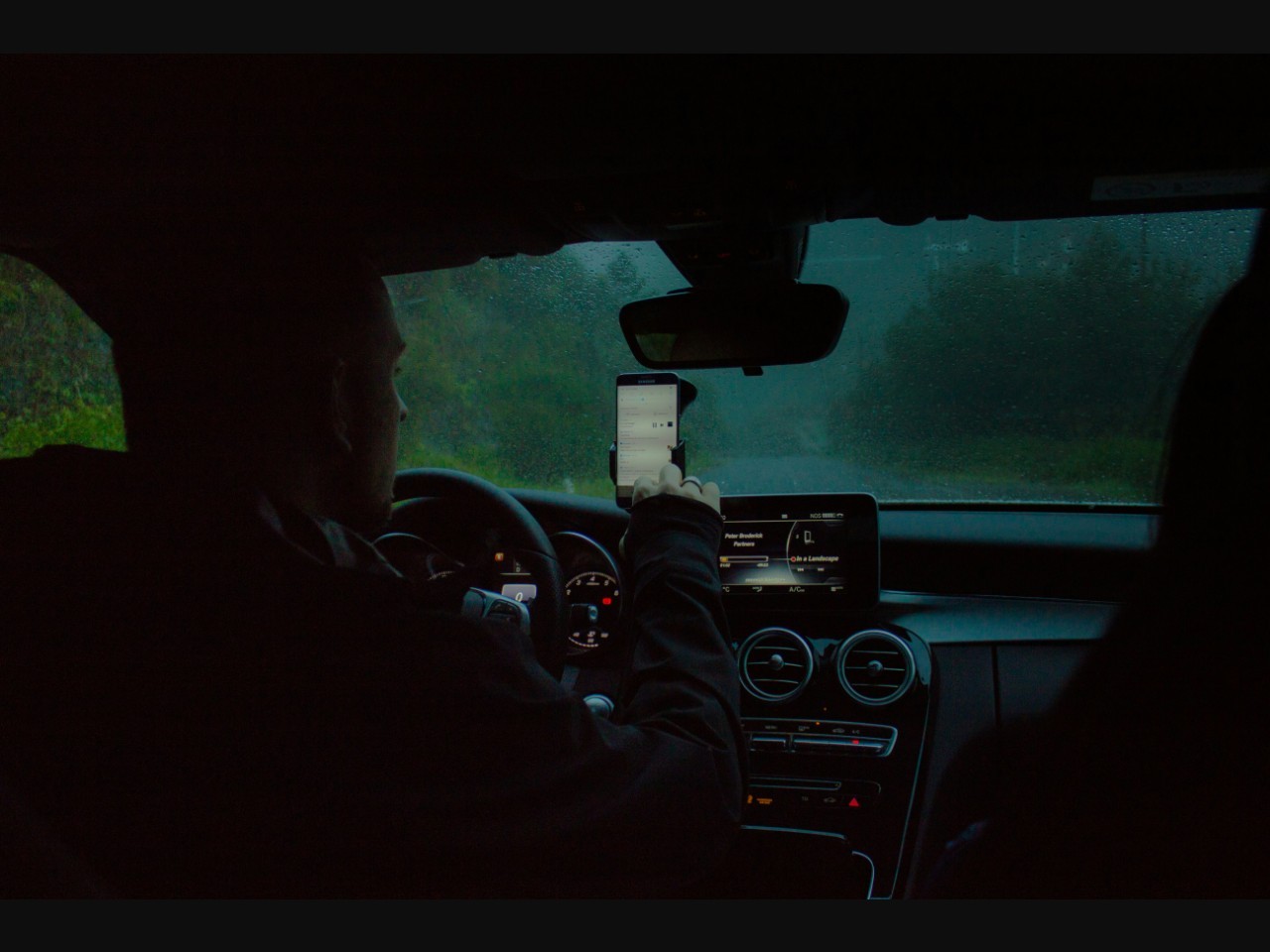 photo 1517329182043 e46000e3eca2cropentropycstinysrgbfitmaxfmjpgixidMnwxNDA1NTd8MHwxfHNlYXJjaHw0fHxncHMlMjBjYXJ8ZW58MXwwfHx8MTY2NzUxNTM3Mgixlibrb 4.0.3q80w1080