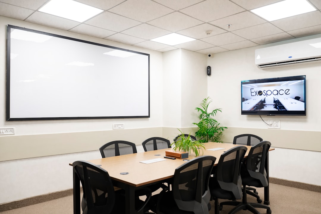 photo 1750768145652 7e2671542442cropentropycstinysrgbfitmaxfmjpgixidM3wxNDA1NTd8MHwxfHNlYXJjaHwzMXx8cHJvamVjdG9yJTIwaW50ZXJhY3RpdmUlMjBtb25pdG9yc3xlbnwxfDB8fHwxNzYzMzE0NDIxfDAixlibrb 4.1.0q80w1080